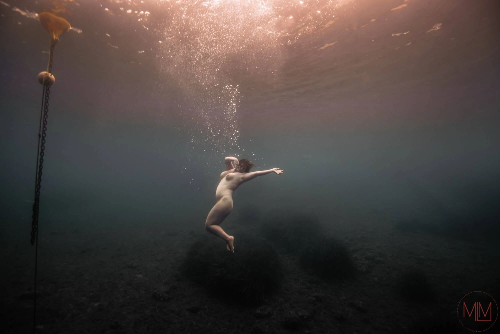 Femme nue sous l eau