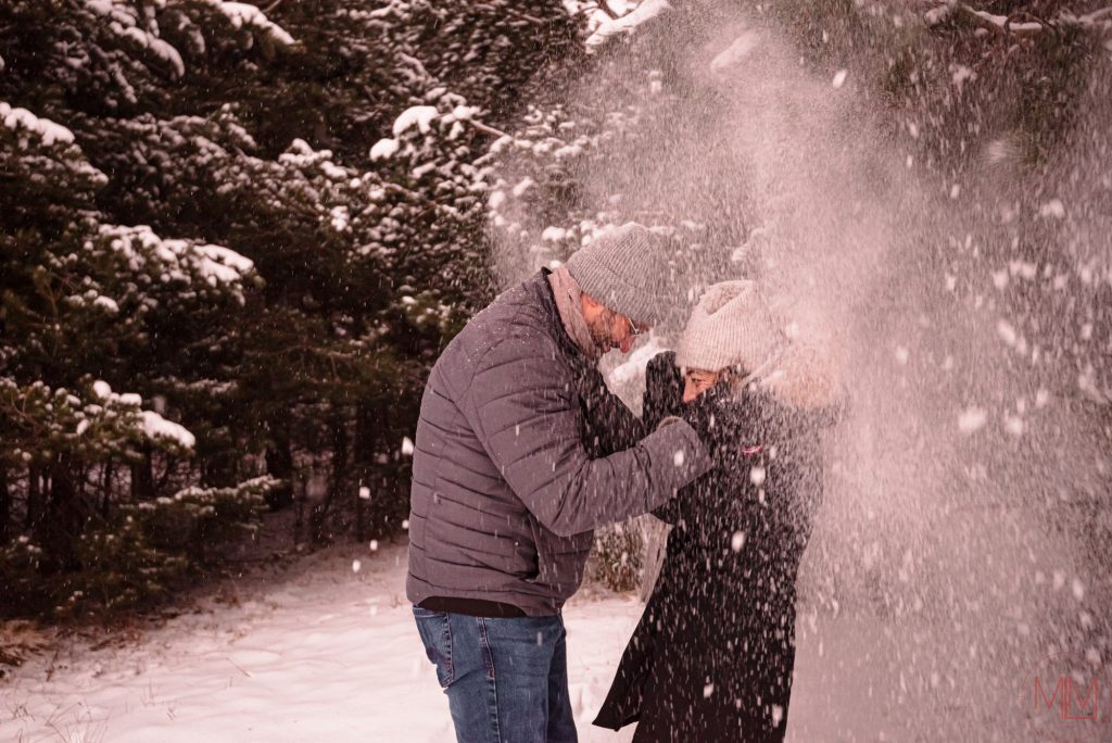 photographe-les-angles-seance-couple-hiver-sous-la-neige
