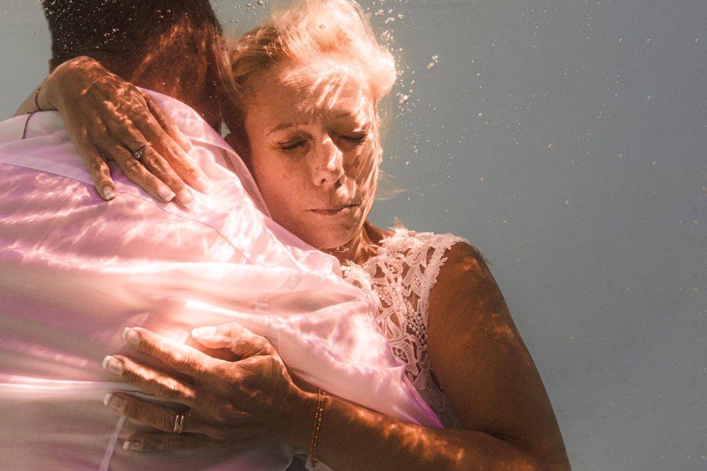 photographe-aquatique-seance-trash-the-dress