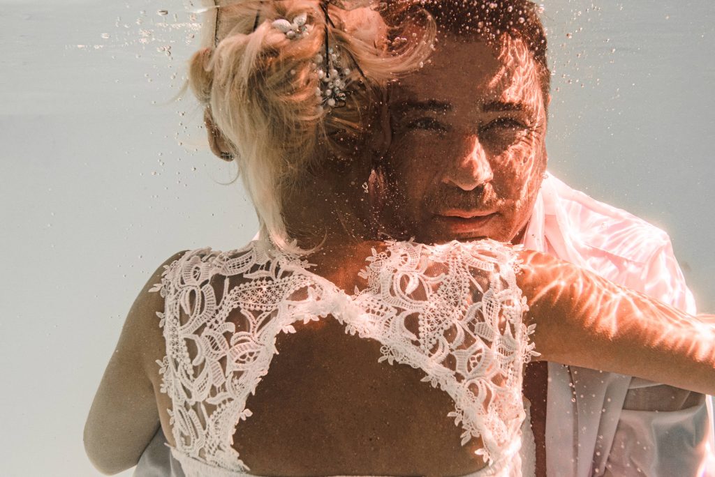 photographe-aquatique-seance-trash-the-dress