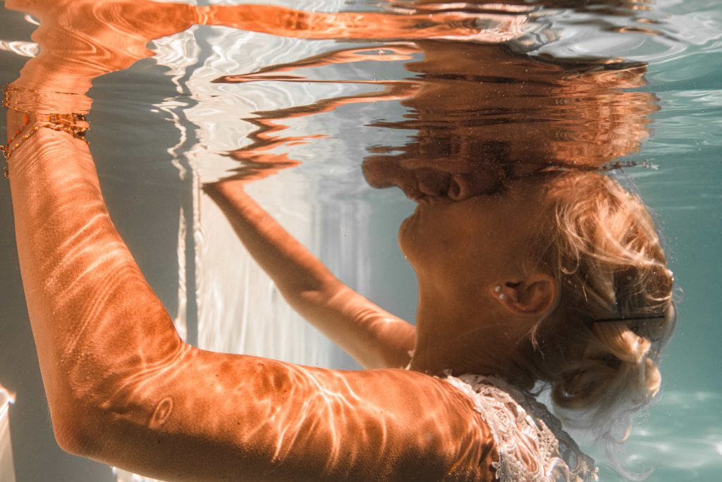 photographe-aquatique-seance-trash-the-dress