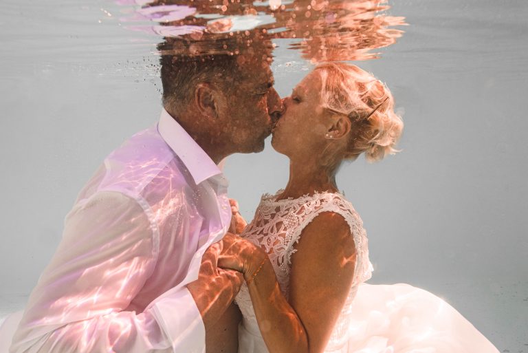 photographe-aquatique-seance-trash-the-dress